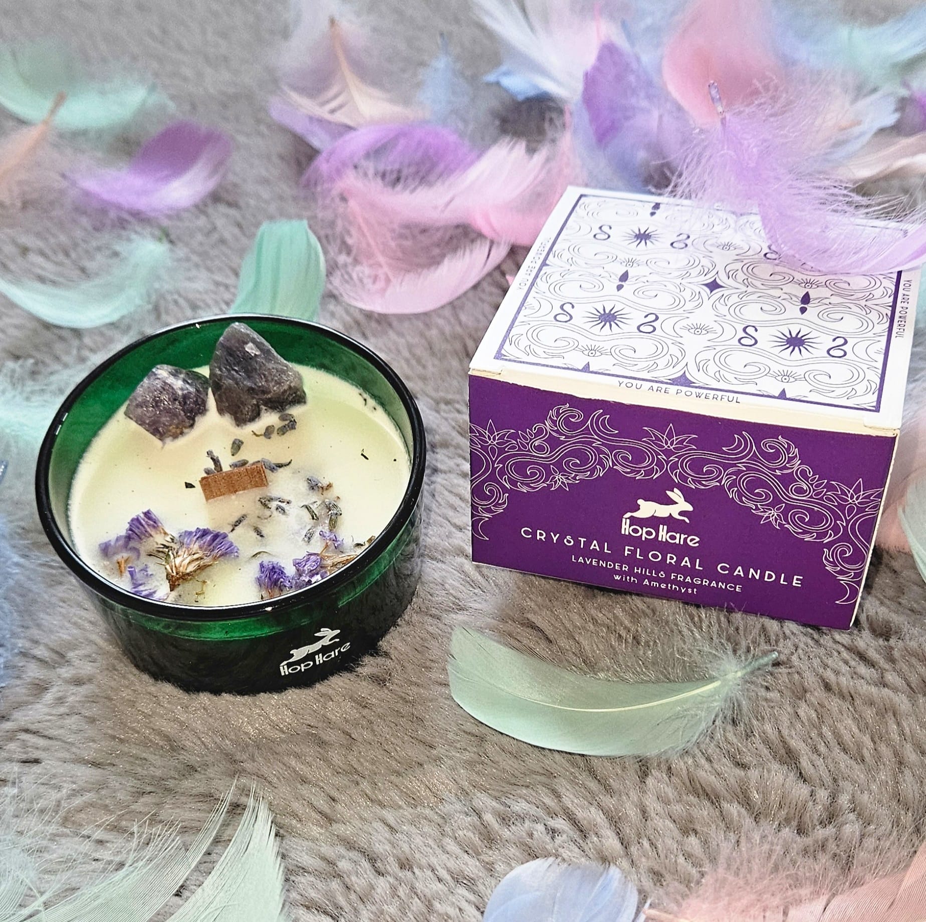 Bougie La Lune Mist of Alba avec cristaux d’améthyste et fleurs séchées – rituel énergétique lunaire.
