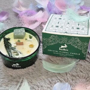 Bougie Le Magicien Mist of Alba avec cristal de jade et fleurs séchées – rituel de créativité et pouvoir personnel.