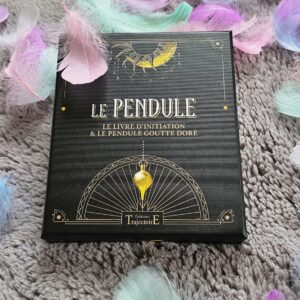 Coffret Le Pendule Mist of Alba vu de face, avec le livre de 112 pages et le design du coffret illustré.