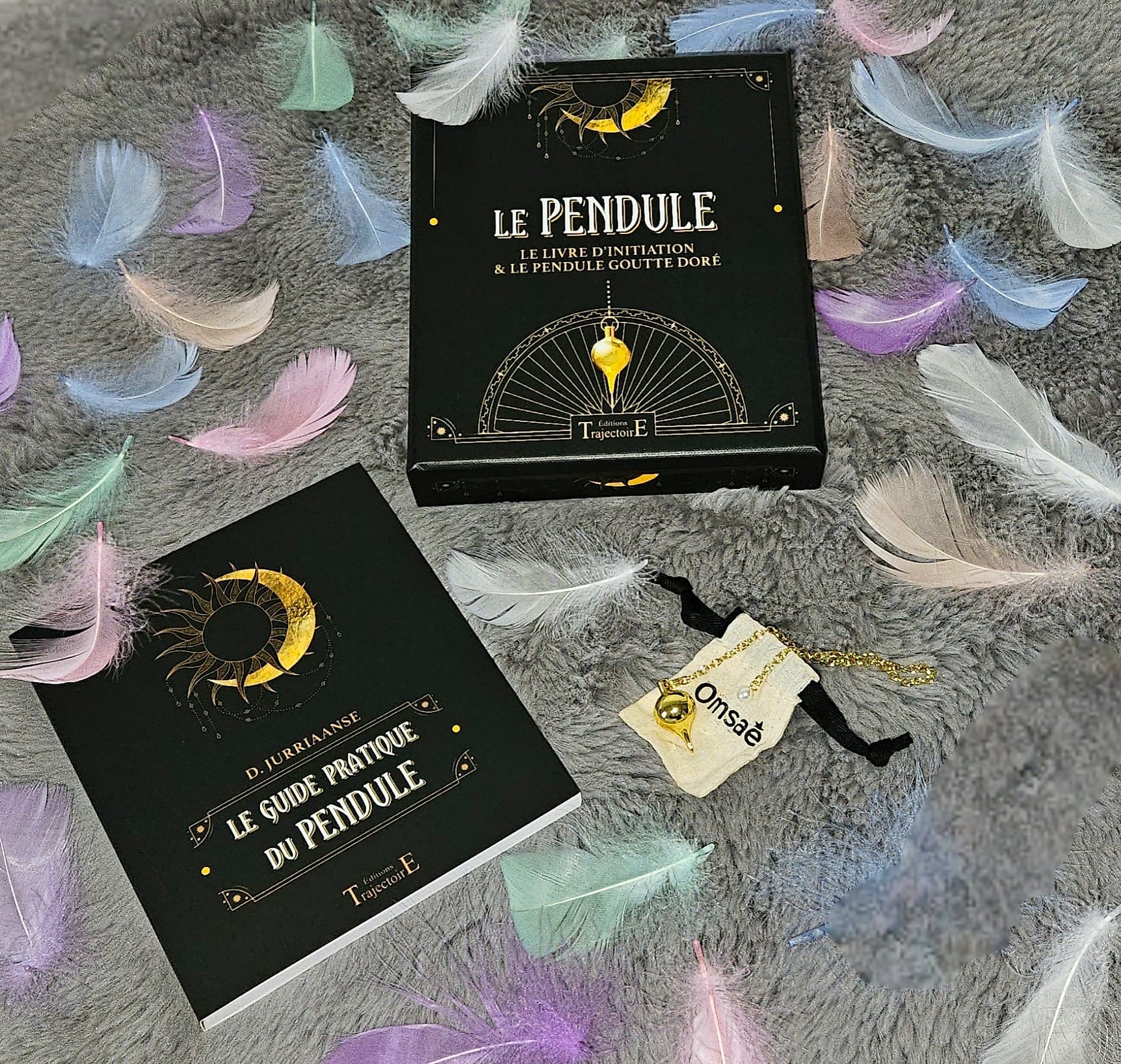 Coffret Le Pendule Mist of Alba ouvert, montrant le livre de 112 pages et les 40 planches pratiques pour apprendre la radiesthésie.