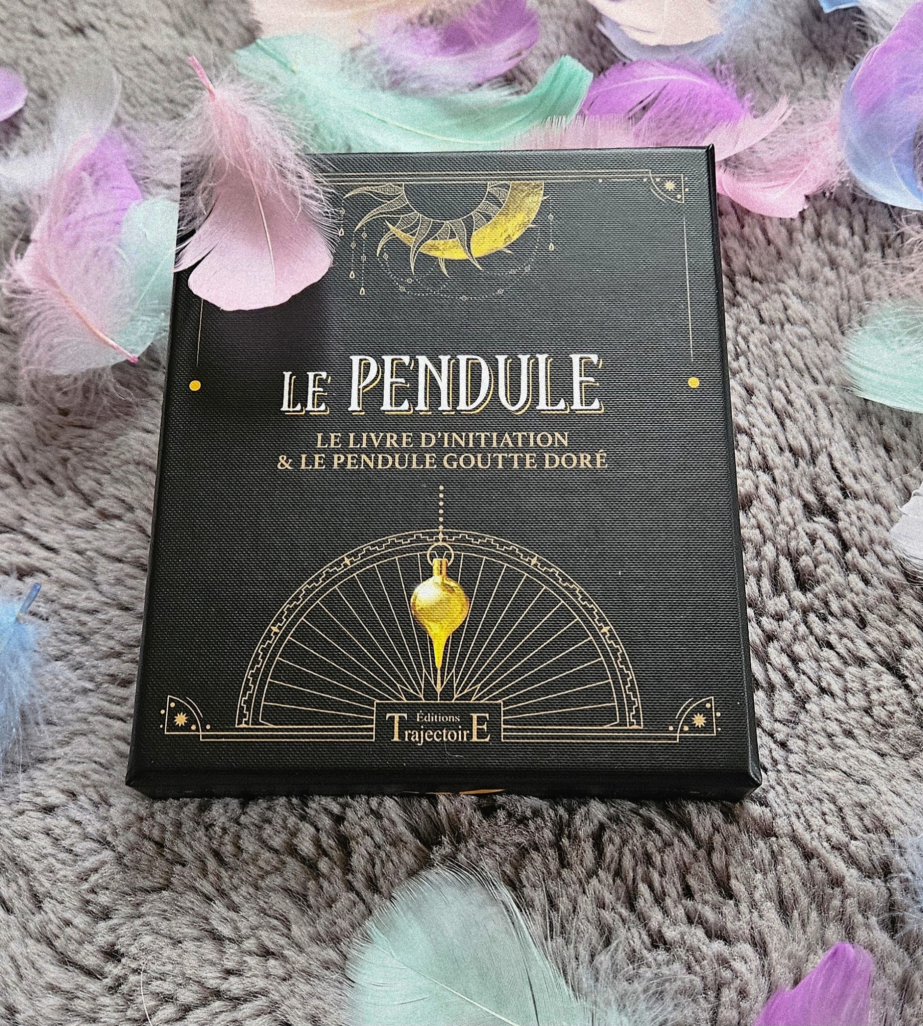 Coffret Le Pendule Mist of Alba vu de face, avec le livre de 112 pages et le design du coffret illustré.